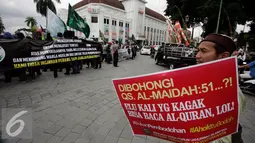 Sejumlah massa dari ormas Islam se- DIY membawa poster saat tabligh akbar di Titik Nol km, Yogya, Minggu (9/10). Mereka mendukung PP Muhammadiah yang telah melaporkan Ahok ke Polda Metro Jaya atas penistaan agama. (Liputan6.com/ Boy Harjanto)