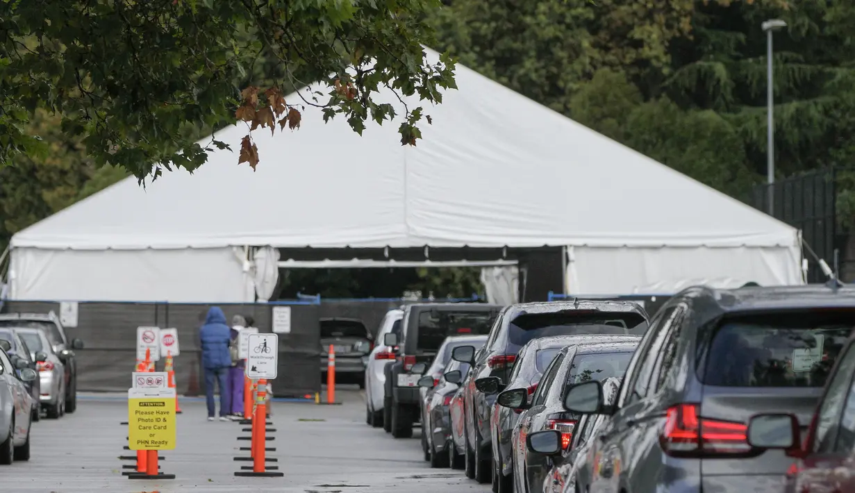 Sejumlah mobil mengantre di luar sebuah pusat pengujian COVID-19 di Vancouver, British Columbia, Kanada (24/9/2020). PM Kanada Justin Trudeau pada Rabu (23/9) malam waktu setempat mengatakan bahwa gelombang kedua epidemi COVID-19 sudah mulai melanda negara itu. (Xinhua/Liang Sen)