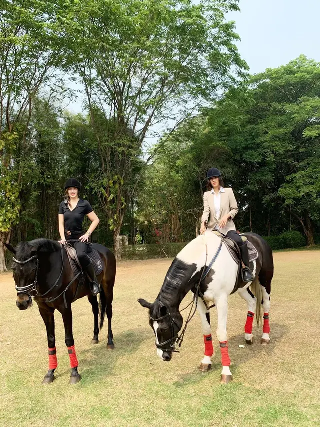 5 Momen Seru Adinda Bakrie dan Nia Ramadhani Menunggag Kuda