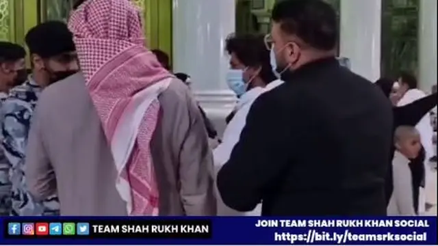 Shah Rukh Khan umrah. (Foto: Twitter @teamsrkfc)