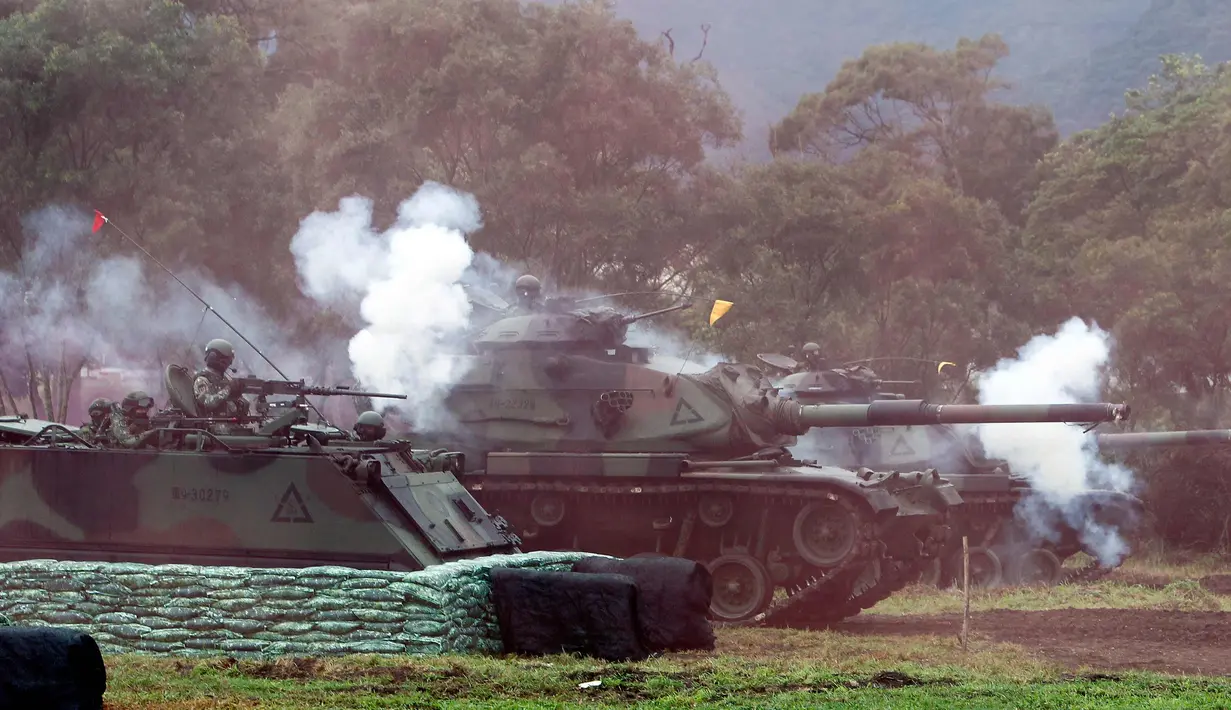 Tentara Taiwan membawa tank saat mengikuti latihan militer di Kabupaten Hualien, Taiwan timur, (30/1). Militer Taiwan memulai latihan gabungan dua hari untuk menunjukkan tekadnya untuk mempertahankan diri dari ancaman China. (AP Photo/Chiang Ying-ying)