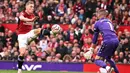 Pemain Manchester United, Rasmus Hojlund (kiri) berusaha mencetak gol ke gawang Crystal Palace yang dijaga oleh Sam Johnstone pada laga lanjutan Liga Inggris 2023/2024 di Old Trafford, Manchester, Inggris, 30 September 2023. (AFP/Oli Scarff)