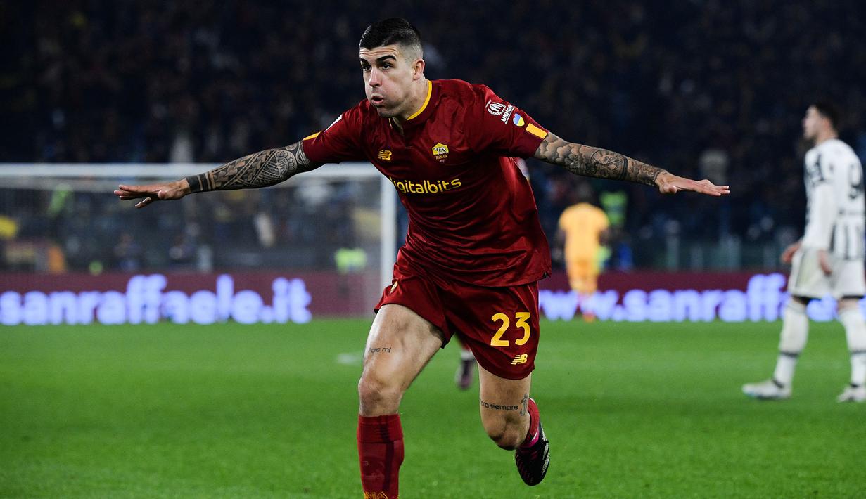 Pemain AS Roma, Gianluca Mancini melakukan selebrasi setelah mencetak gol kemenangan timnya ke gawang Juventus pada laga pekan ke-25 Liga Italia 2022/2023 yang berlangsung di Stadio Olimpico, Senin (06/03/2023) dini hari WIB. (AFP/Filippo Monteforte)