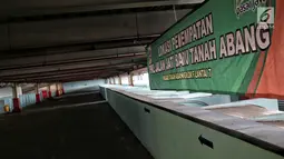 Suasana kios penampungan pedagang kaki lima (PKL) di Blok F Tanah Abang, Jakarta, Kamis (31/1). Hingga kini tempat untuk PKL yang tidak memperoleh lapak di skybridge Tanah Abang itu masih sepi dan tak diminati oleh pedagang. (Liputan6.com/Faizal Fanani)