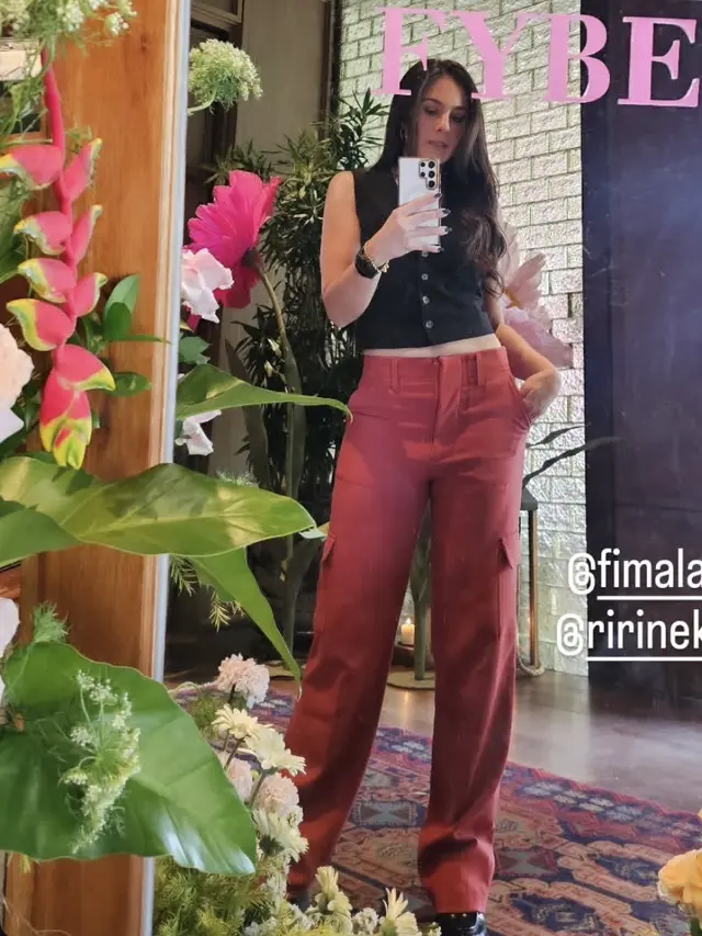 Wulan Guritno tampil serba putih saat hadir di acara Ririn Ekawati. [@wulanguritno]