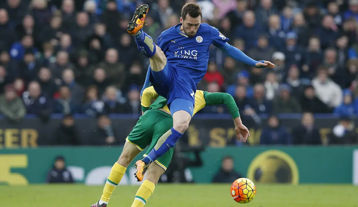  Pemain Leicester City, Christian Fuchs saat berduel dengan pemain Norwich City pada lanjutan Liga Inggris pekan ke-27 di Stadion King Power, Sabtu (27/2/2016) malam WIB. (Reuters/Andrew Yates)