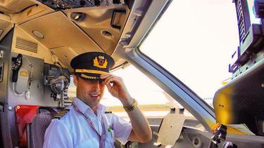 Pilot Ganteng Ini Hidupnya Bikin Iri Banyak Orang Fimela Fimela Com