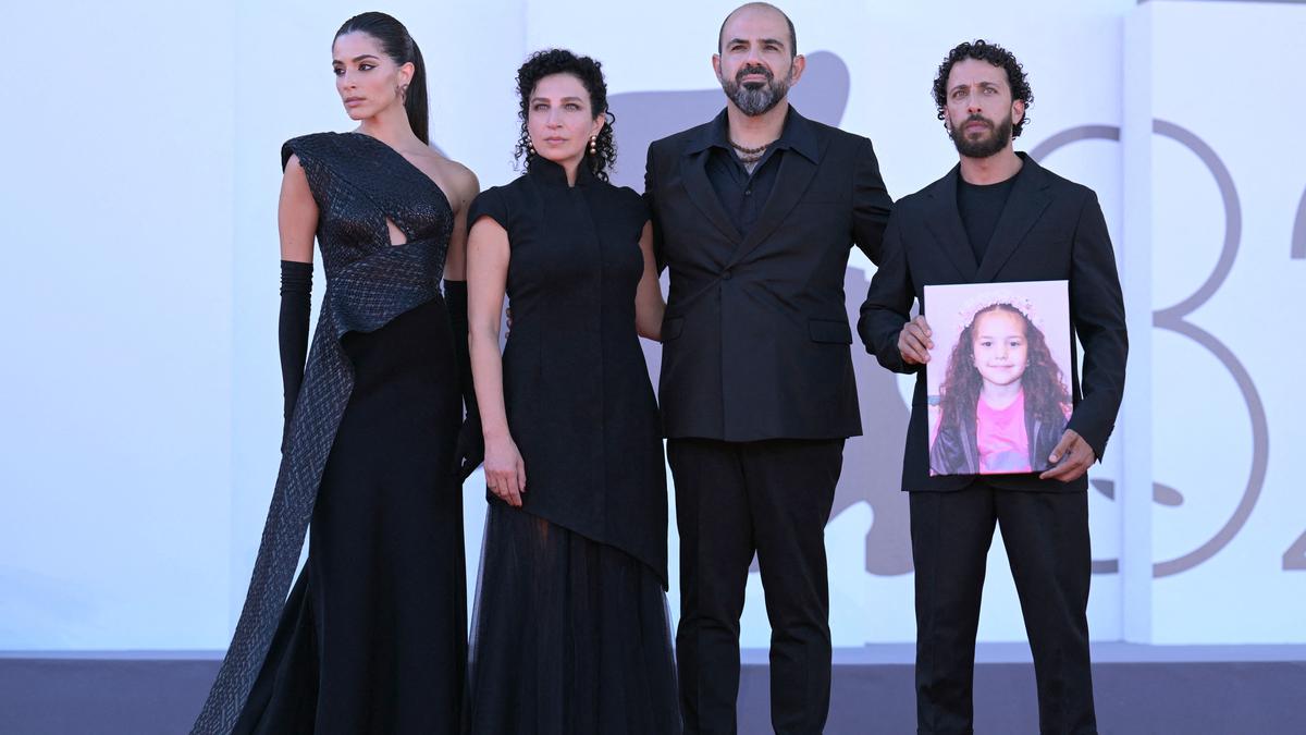 Makna Mendalam Gaun Saja Kilani Saat Film The Voice of Hind Rajab Catat Rekor Tepuk Tangan Terlama di Festival Film Venesia 2025