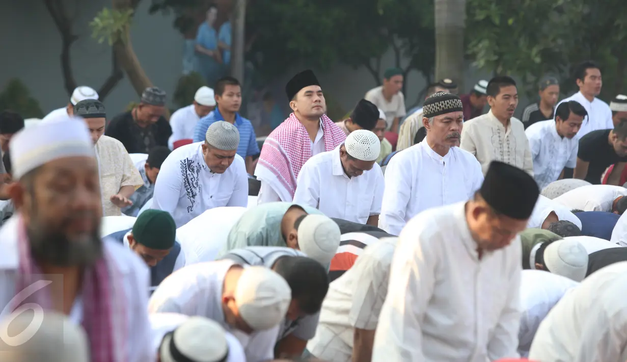 Terdakwa kasus percabulan yang juga pedangdut Saipul Jamil, mengikuti salat Idul Fitri di Rumah Tahanan Klas I Cipinang, Jakarta, Rabu (6/7). Saipul Jamil duduk bersama sejumlah jemaah yang salat di lapangan Rutan Cipinang. (Liputan6.com/Herman Zakharia)