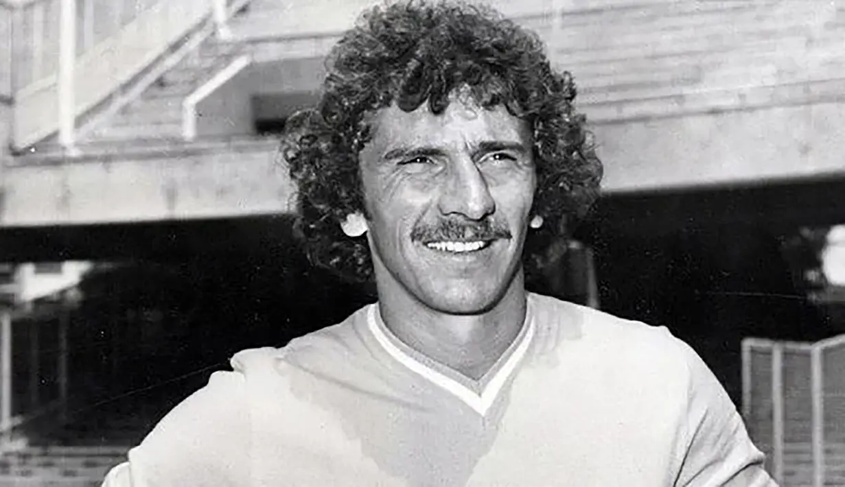 Giuseppe Savoldi. Striker Italia yang kini berusia 75 tahun dan pensiun bersama Atalanta pada Juli 1983 ini total mencetak 45 gol dari eksekusi penalti di Serie A Liga Italia. Ia melakukannya pada 1968 hingga 1984 bersama Bologna, Napoli dan Atalanta. (alchetron.com)