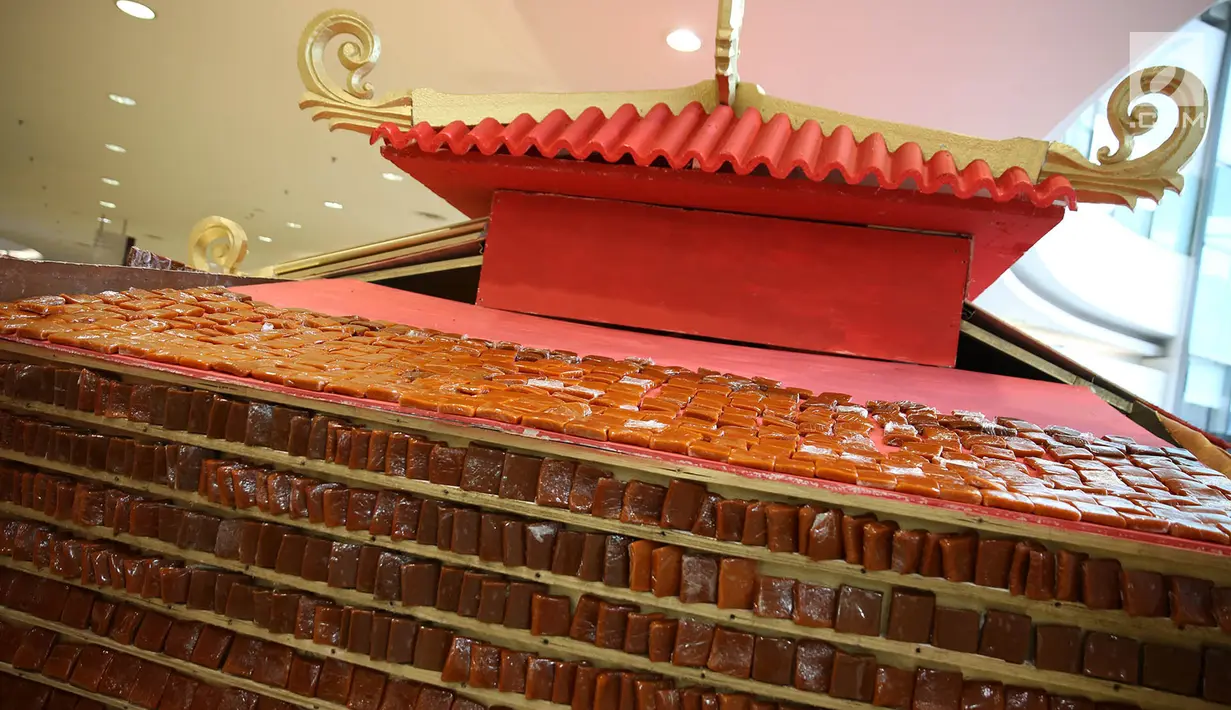 Penampakan bangunan berbahan baku kue keranjang di Senayan City, Jakarta, Kamis (8/2). Acara ini terselenggara berkat kerja sama antara Senayan City bersama Ming by Tunglok. (Liputan6.com/Immanuel Antonius)