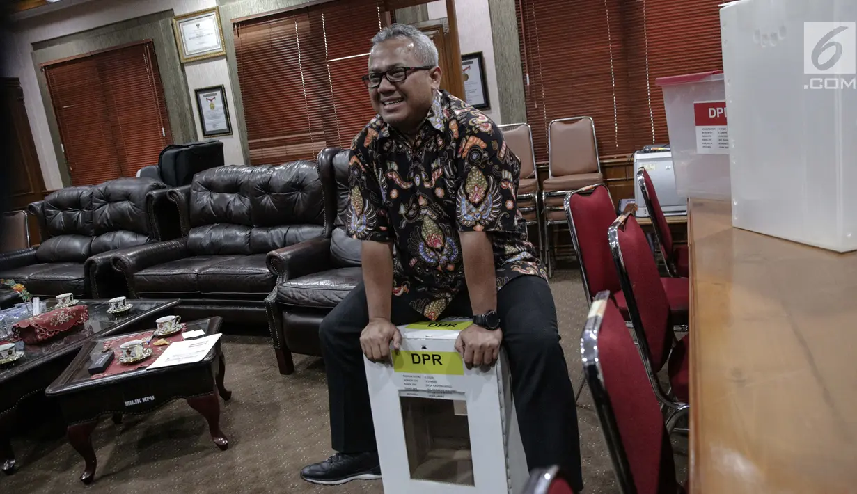 Ketua KPU Arief Budiman menduduki kotak suara Pemilu 2019 saat mencoba kekuatannya di kantor KPU, Jakarta, Kamis (16/11). KPU melalui rapat pleno telah memutuskan kotak suara karton kedap air yang digunakan pada Pemilu 2019. (Liputan6.com/Faizal Fanani)