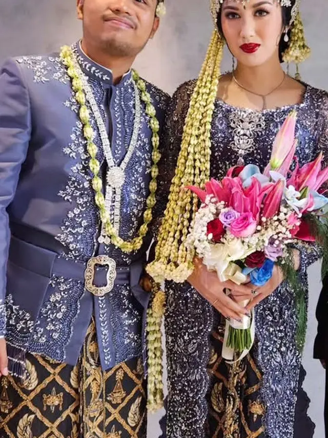 Ochi Rosdiana di hari pernikahannya dengan konsep adat tradisional. [@renzilazuardi]