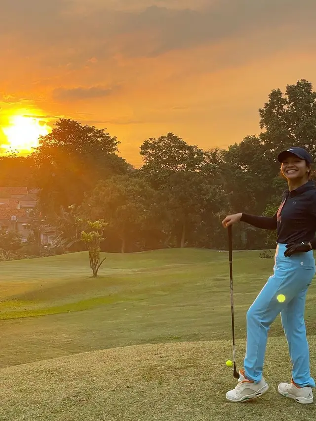 Potret Gaya Sporty Amel Carla Saat Main Golf, Tampil Stylish. (Sumber: Instagram/amelcarla)