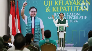 Ketua Umum Partai Kebangkitan Bangsa (PKB) Muhaimin Iskandar memberi sambutan sekaligus membuka kegiatan Uji Kelayakan dan Kepatutan (UKK) Bakal Calon Legislatif (Bacaleg) PKB di Kantor DPP PKB, Jakarta, Selasa (21/2/2023). DPP PKB menggelar Uji Kelayakan dan Kepatutan (UKK) bagi Bacaleg DPR RI yang bakal maju dalam Pemilu 2024. (Liputan6.com/Angga Yuniar)