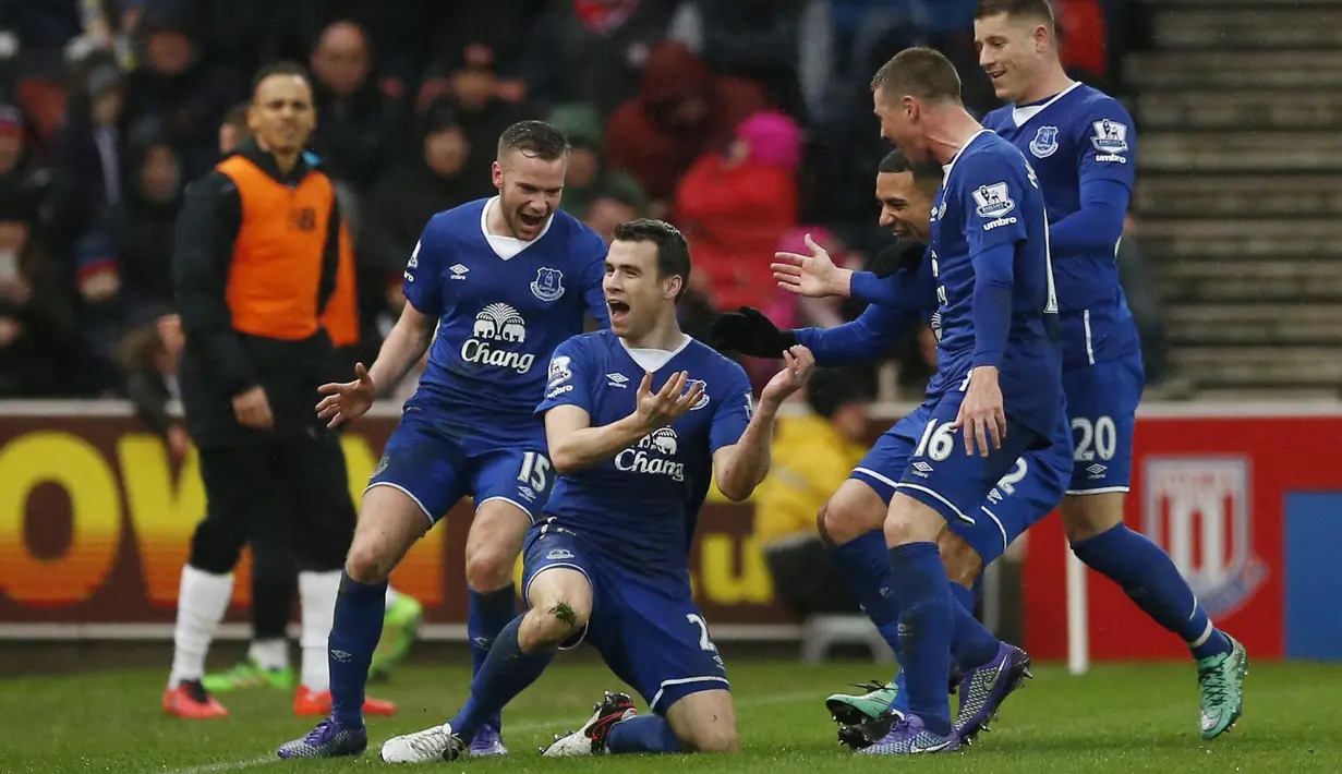 Seamus Coleman (2kiri) saat merayakan gol bersama rekannya pada lanjutan Liga Premier Inggris pekan ke-25 di Britania Stadium, Sabtu (6/2/2016). Everton menang atas tuan rumah Stoke City 3-0. (Reuters/Andrew Boyers)