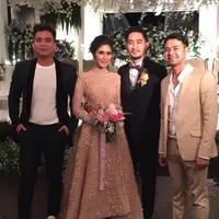 Mantan dari Syahnaz, Billy Syahputra terlihat hadir di acara bahagia itu. Billy tampak legowo saat Syahnaz menikah dengan Jeje. (Foto: instagram.com/bilsky16)