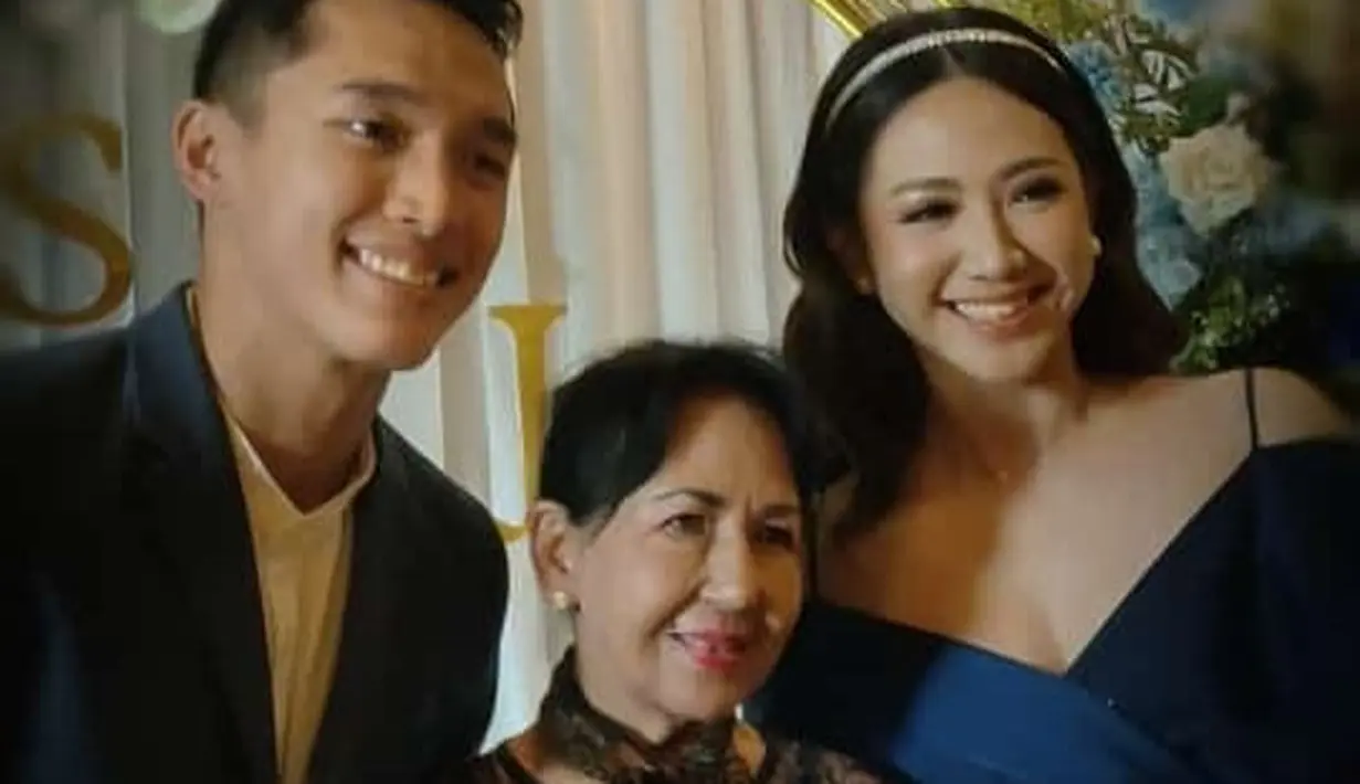 Adapun gaun yang dikenakan memiliki aksen off shoulder, menampilkan kesan anggun yang maksimal. (Foto: Instagram/ fx.adi.yusuf)