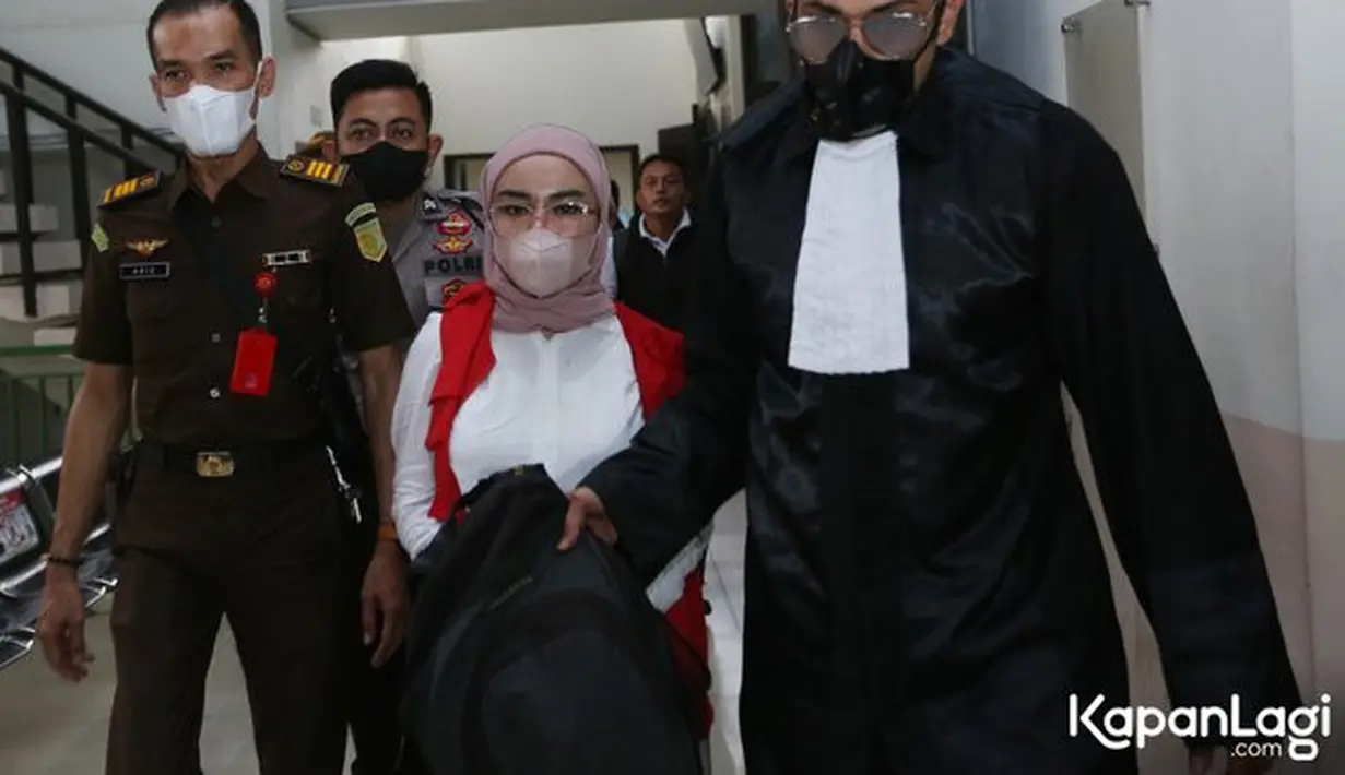 Medina Zein memasuki ruang sidang ditemani oleh Lukman Azhari, suami yang juga menjadi pengacaranya. Pada sidang kali ini, Medina dijadwalkan membacakan pledoi. (KapanLagi.com®/Budy Santoso)