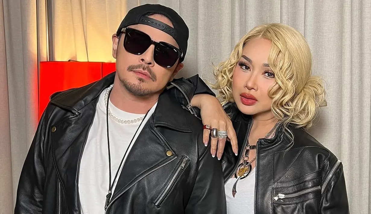 Baru-baru ini, Titi DJ dan Thomas Djorghi kompak seru-seruan cosplay menjadi Rose BLACKPINK dan Bruno Mars. Keduanya meniru gaya ikonik Rose dan Bruno Mars dalam video musik lagu APT yang sedang viral. (Liputan6.com/IG/@ti2dj)