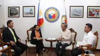 Menlu Retno Marsudi bertemu dengan perwakilan Filipina di Manila. (Dokumentasi Kemlu)