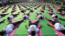 Puluhan ribu orang berpartisipasi melakukan gerakan yoga di New Delhi, India. (AFP PHOTO/Prakash Singh)