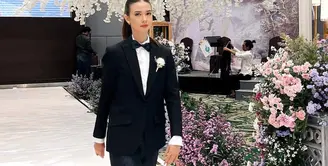Beda dari biasanya, kali ini Yuki Kato menjadi groomsmen di acara pernikahan temannya.