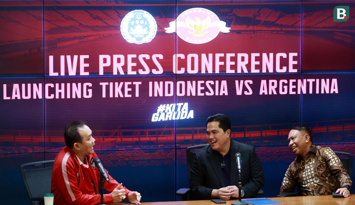 <p>Ketua Umum PSSI, Erick Thohir (tengah),&nbsp;didampingi&nbsp;Wakil Ketua Umum PSSI, Zainudin Amali (kanan) saat jumpa pers di Media Center SUGBK, Jakarta, Senin (29/5/2023). Pada kesempatan tersebut PSSI memberikan keterangan terkait tiket pertandingan antara Timnas Indonesia vs Argentina. (Bola.com/M Iqbal Ichsan)</p>
