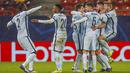 Para pemain Chelsea merayakan gol yang dicetak oleh Olivier Giroud ke gawang Atletico Madrid pada laga Liga Champions di Arena Nationala, Rumania, Rabu (24/02/2021). Chelsea menang dengan skor 1-0. (AP/Vadim Ghirda)