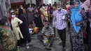 Orang-orang menunggu di dekat pompa bensin yang kosong berharap untuk membeli minyak tanah untuk memasak di Kolombo, Sri Lanka, Kamis (26/5/2022). Ada kekurangan banyak barang kebutuhan , mulai dari makanan, gas untuk memasak, obat-obatan dan bahan bakar hingga kertas toilet dan korek api. (AP Photo/Eranga Jayawardena)