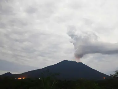 Potret pemandangan Gunung Agung di Karang Asem, Bali (30/11). H+6 pasca erupsi, warna merah di puncak Gunung Agung mulai tampak samar, berbeda dengan beberapa hari sebelumnya. (Liputan6.com/Immanuel Antonius)