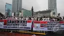 Puluhan wanita berkumpul di Bundaran HI, melakaukan aksi damai "Save Polri", Jakarta, Minggu (1/2/2015). (Liputan6.com/Herman Zakharia)