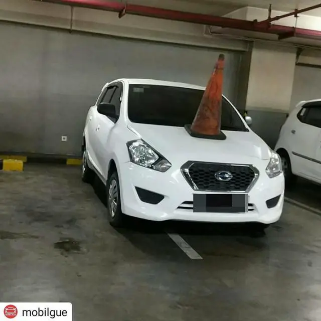 Penyalahgunaan Kerucut Lalu Lintas yang Kreatif