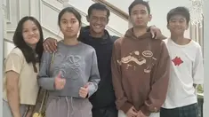 Pratama Arhan dan Azizah Salsha baru saja tiba di Indonesia. Raut wajah bahagia terlihat keduanya saat bersua kembali dengan keluarga mereka. Arhan dan Azizah balik di Indonesia karena Arhan dipanggil timnas Indonesia. (Liputan6.com/IG/arhanazizah.official)