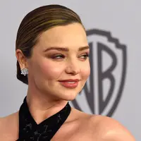 Supermodel, Miranda Kerr berpose untuk fotografer pada acara after party Golden Globes 2018 di Los Angeles, Minggu (7/1). Sayangnya malam itu pemilik aplikasi SnapChat, Evan Spiegel, tak terlihat menemani Miranda Kerr. (Chris Pizzello/Invision/AP)