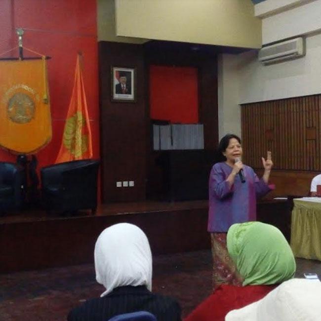 dr.Elisna Syahruddin,Pd.D,S.P(K), spesialis paru di RS Persahabatan, Jakarta/Vemale.com/Zika Z