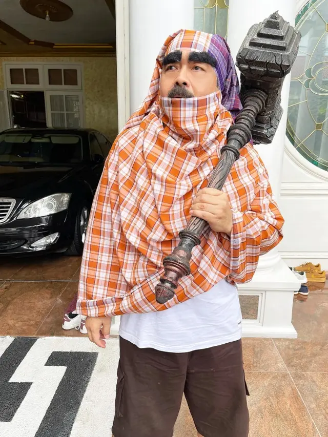 8 Potret Adam Suseno Suami Inul Daratista saat Cosplay, Bikin Geleng Kepala