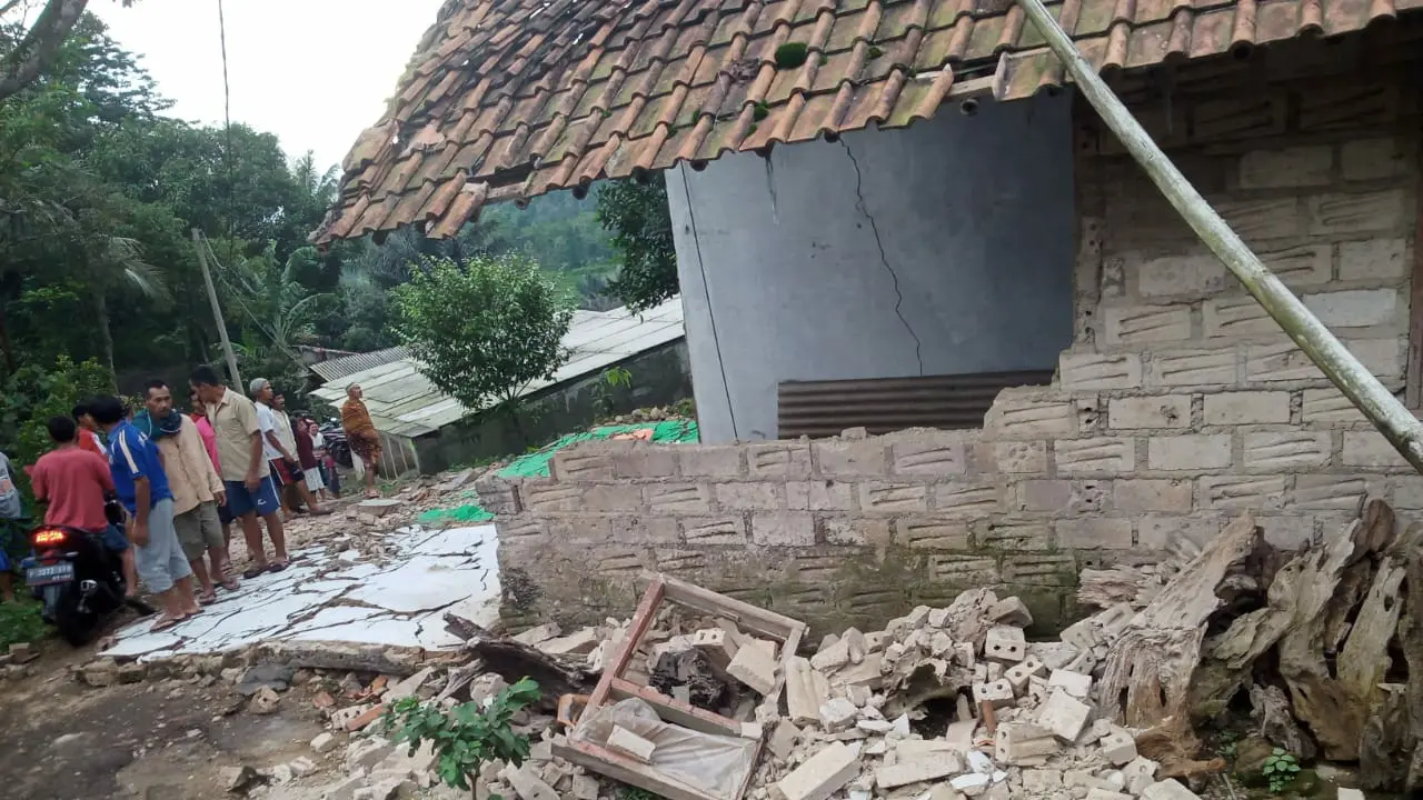 Rumah warga di Bogor terdampak gempa Sukabumi. (Liputan6.com/ Achmad Sudarno)