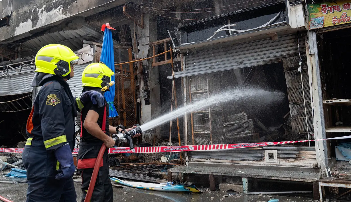 Kebakaran menghanguskan toko-toko hewan peliharaan di sebelah pasar Chatuchak yang terkenal di Bangkok, Thailand. (Chanakarn Laosarakham/AFP)