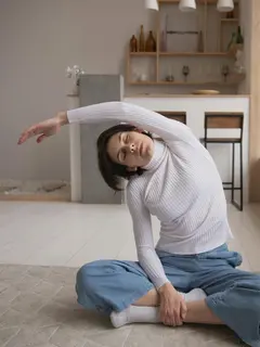 Sore hari adalah waktu terbaik untuk reset tubuh dan pikiran lewat rutinitas peregangan yang menenangkan. [Dok/Pexels.com/KATRIN BOLOVTSOVA].