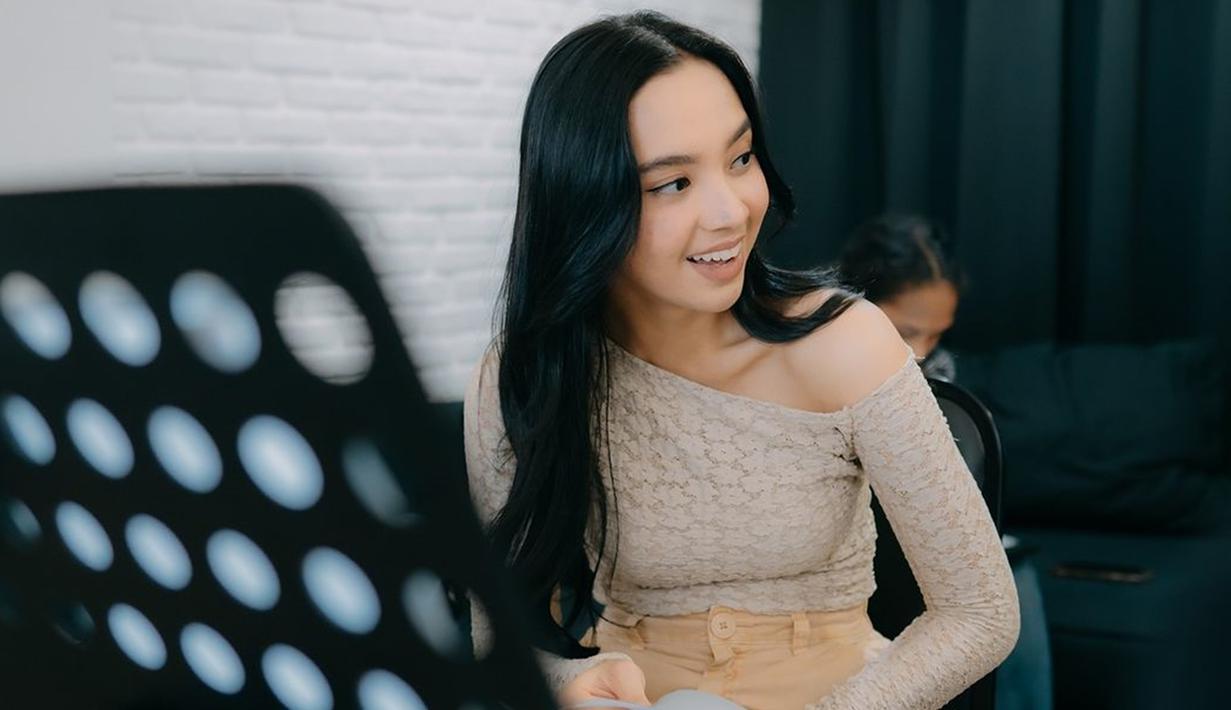 Lyodra Ginting yang juga mengunggah potret momen latihan tersebut mengungkapkan jika dirinya menjadi semakin excited menuju hari konser. Pelantun lagu Tak Selalu Memiliki itu mengingatkan untuk segera membeli tiketnya karena Konser Super Diva makin dekat. (Liputan6.com/IG/@superdiva.official)