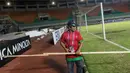 Pekerja mengukur pembatas saat persiapan jelang laga semifinal Piala AFF 2016 antara Timnas Indonesia melawan Vietnam di Stadion Pakansari, Jawa Barat, Jumat (3/12/2016). (Bola.com/Vitalis Yogi Trisna)