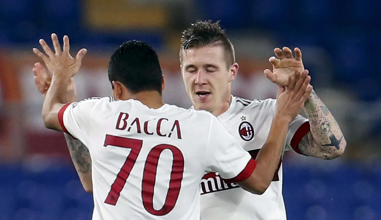 Pemain AC Milan, Juraj Kucka (kanan) merayakan gol bersama rekannya Carlos Bacca saat melawan AS Roma pada lanjutan Liga Italia Serie A di Stadion Olympico, Roma, Minggu (10/1/2016) dini hari WIB. (REUTERS/Giampiero Sposito)