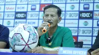 Pelatih Persikabo, Djadjang Nurdjaman dalam sesi konferensi pers menjelang laga kontra Bhayangkara FC, Senin (22/8/2022). (Bola.com/Nandang Permana)