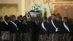 Abdi dalem mengangkat peti jenazah KGPAA Paku Alam IX di Puro Pakualaman, Yogyakarta, Minggu (22/11/2015). Wagub DIY sekaligus Raja Kadipaten Paku Alam meninggal pada Sabtu (21/11) dan akan dimakamkan di Astana Giri Gondo Kulon Progo. (Foto:Boy  Harjanto)