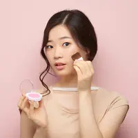 Ilustrasi perempuan menggunakan makeup. (c) DragonImages/Depositphotos.com