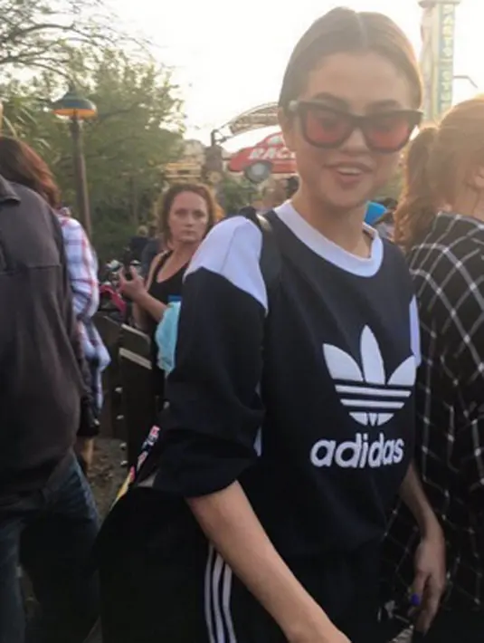 Melansir Ace Showbiz, dilaporkan bahwa dalam akun Twitter @SelenaHQ terlihat Selena yang sedang menikmati waktu berlibur bersama keluarga. Pada sebuah foto terlihat Selena yang sedang asik menikmati sebuah wahana permainan. (Instagram/Selenagomez)