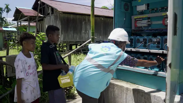Petugas PLN di Papua