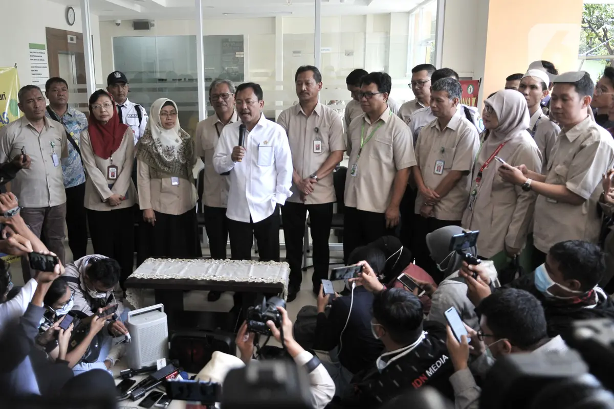 Menkes Terawan Tinjau Kondisi Dua Pasien Positif Corona di RSPI Saroso