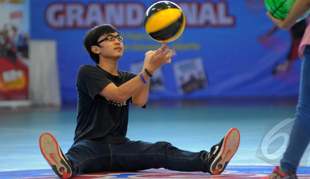 Salah satu peserta memeragakan aksi freestyle di acara Popmie InstaHits Grand Final Kompetisi Frestyle Bakset Ball, Senayan, Minggu (17/2/2015). (Liputan6.com/Faisal R Syam) 